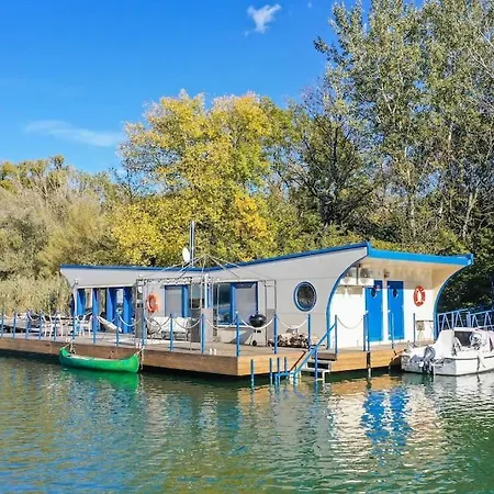Slovakia Charming Danube Houseboat * 布拉迪斯拉发